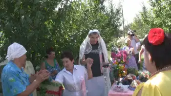 Ряженые жених и невеста с. Александрия Благодарненского р-на Ставропольского края. Фото Е.В. Козько. 2014