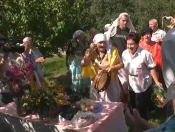 Ряженые пляшут перед столом с. Александрия Благодарненского р-на Ставропольского края. Фото Е.В. Козько. 2014